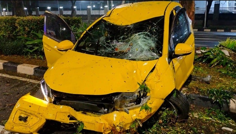 Kecelakaan di Senayan Dini Hari, Mobil Brio Kuning Rusak Parah