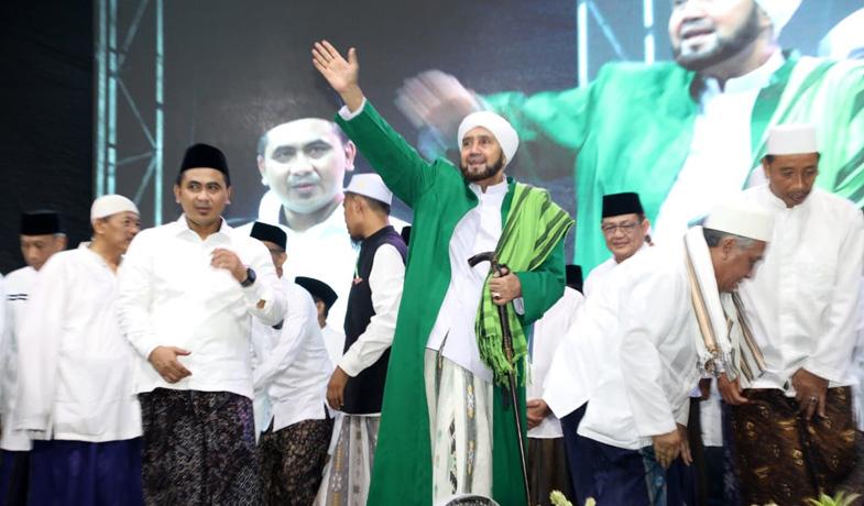 Jateng Bersholawat di Rembang, Habib Syech Sampaikan Rasa Rindunya kepada Mbah Moen