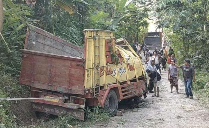 Kecelakaan di Probolinggo, Truk Bawa 25 Pentakziyah Terguling, 1 Tewas 14 Luka
