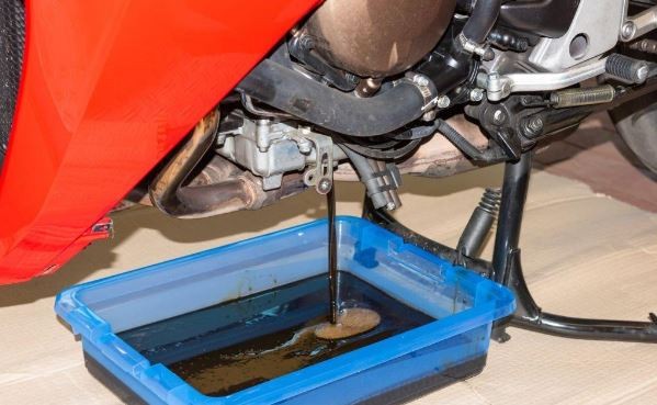 Cara Mudah Mengganti Oli Motor Sendiri di Rumah, Bisa Dipraktekkan Sendiri