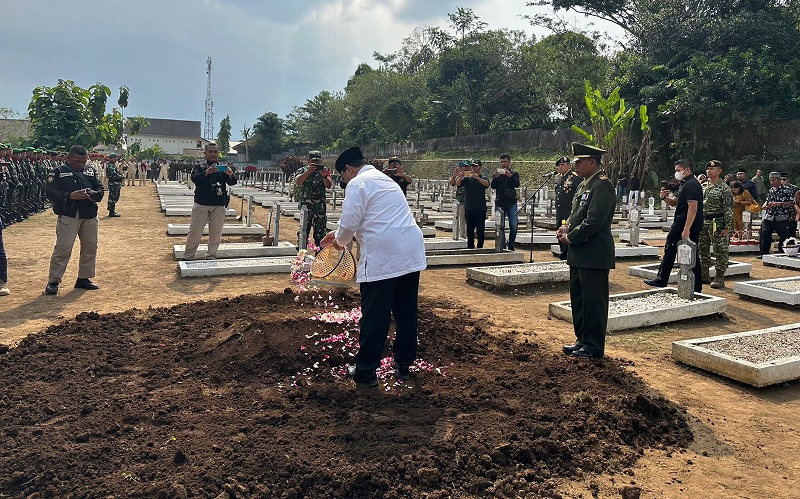 Mayjen TNI (Purn) Mulchis Anwar Dimakamkan di Magelang, Prabowo Beri Penghormatan Terakhir