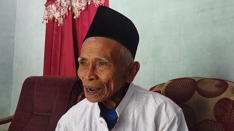 Usia 1 Abad, Kakek Kaib Jemaah Haji Tertua asal Malang Kuat Jalan Kaki 2 Jam ke Kebun