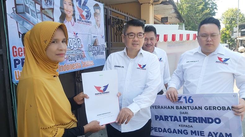 Bacaleg Partai Perindo Bagikan Gerobak Gratis untuk Penjual Semanggi di Surabaya 