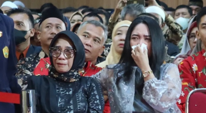 Momen Haru Adik Gantikan Wisuda Kakaknya yang Meninggal Dunia