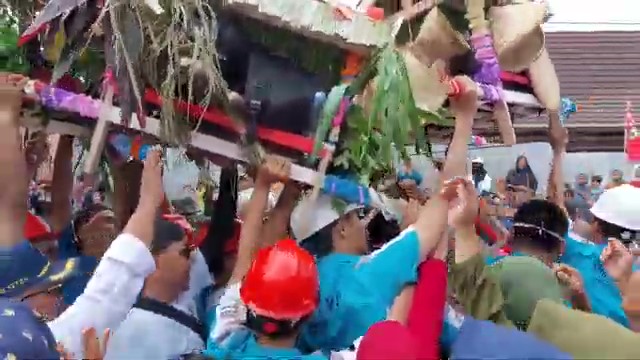 Pawai Alegoris HUT ke-75 Subang, Warga Berdesakan dan Berebut Hasil Bumi