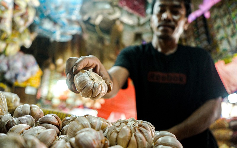 Harga Bawang Putih Meroket, Pasar Ini Jual Rp45.000 per Kg