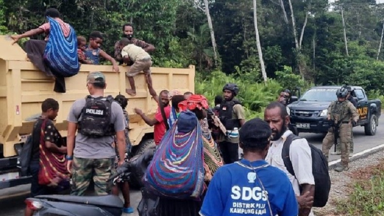 Ketakutan usai Kontak Tembak TNI-Polri dengan KKB, Ratusan Warga Nogoloit Mengungsi 