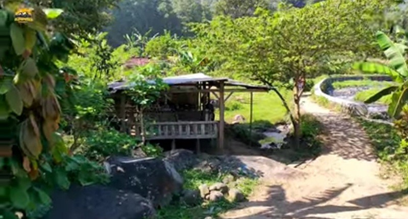 Viral, Ada Warung Buka di Tepi Sungai padahal Jauh dari Keramaian, Suasananya Bikin Takjub!