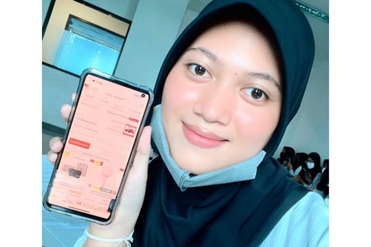 Selamat, Devi Anggreini Resmi Terima Mobil Agya Rp1 dari Flash Sale Rp1 Shopee