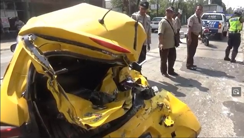 Kecelakaan Hari Ini di Jombang, Mobil Berisi Satu Keluarga Hancur Ditabrak Dump Truck 