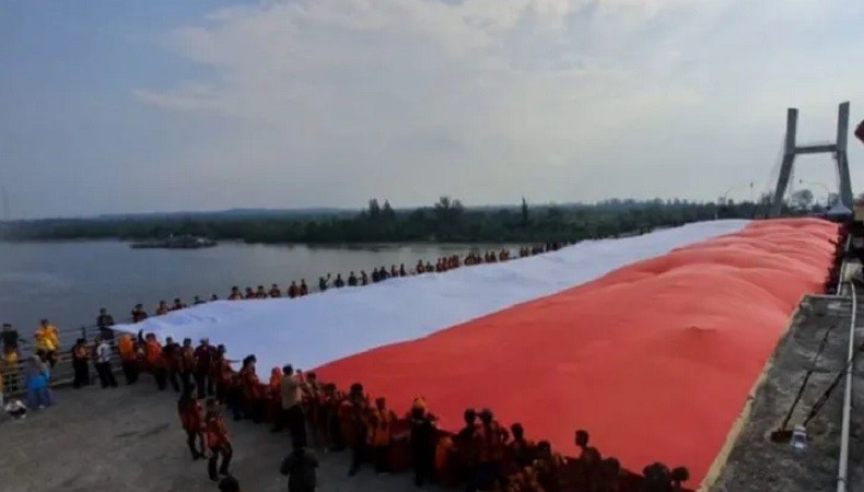 Bendera Merah Putih Raksasa Dibentangkan di Jembatan Emas Pangkalpinang