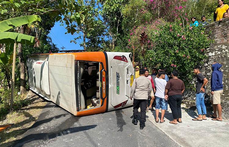 Bus Wisatawan Asal Malang Terguling di Gunungkidul, 3 Penumpang Terluka