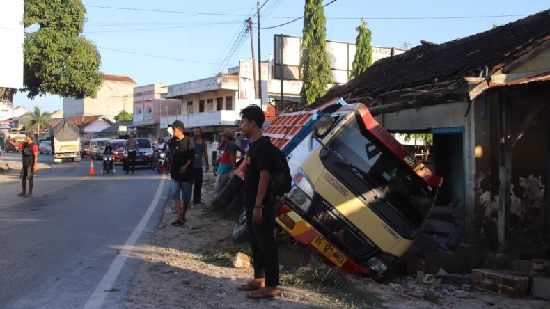 Sopir Angkat Telepon saat Mengemudi, Dump Truk di Pringsewu Terguling dan Timpa Bengkel