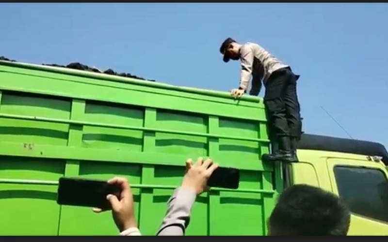 Polisi Gagalkan Pengiriman Batu Bara Ilegal dari Muara Enim ke Cilegon 