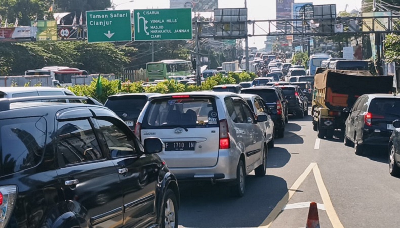 Kendaraan Menuju Puncak Meningkat saat Long Weekend, Polisi Terapkan One Way
