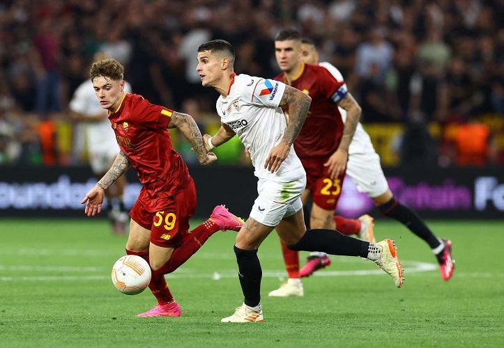 Viral AS Roma Tak Dapat Penalti meski Bola Kena Tangan Pemain Sevilla di Kotak, Begini Aturannya