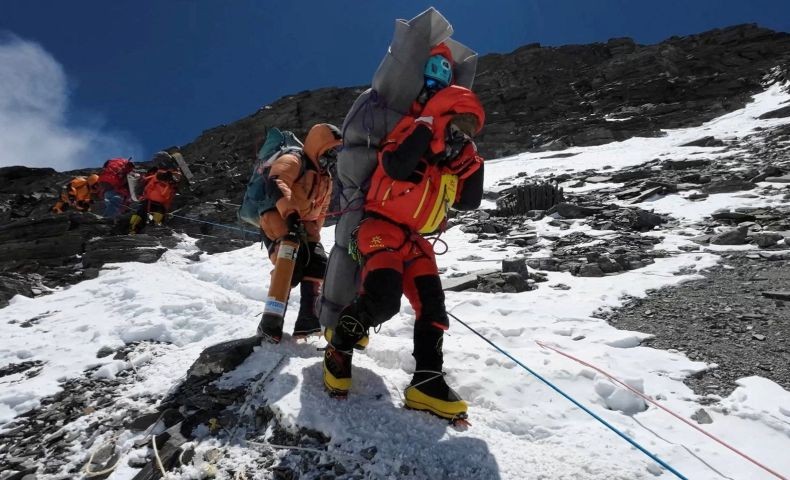 Kisah Sherpa Nepal Selamatkan Pendaki Malaysia di Gunung Everest dengan Digendong
