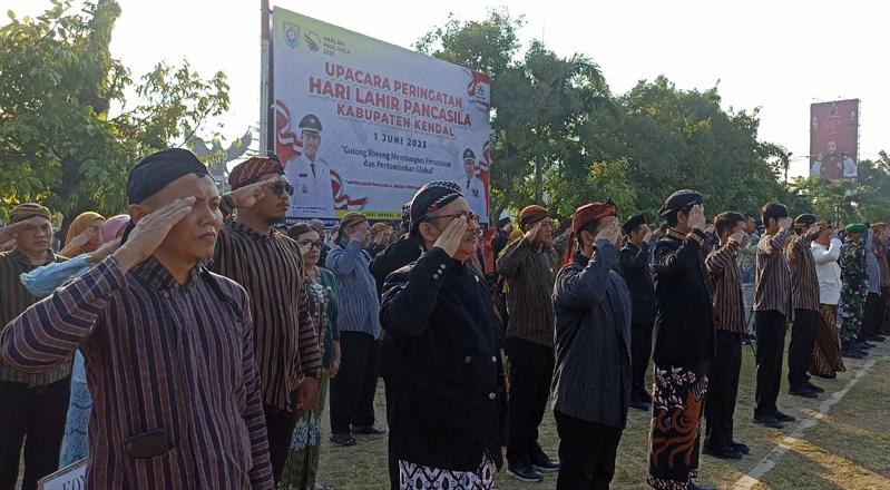 Upacara Hari Lahir Pancasila, Pejabat hingga Tamu Undangan di Kendal Kenakan Baju Adat