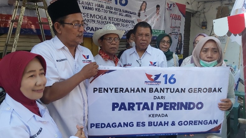 Bacaleg Partai Perindo Angela Tanoesoedibjo Bagikan Gerobak Gratis ke Pedagang di Surabaya