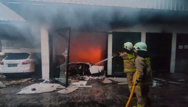 Bengkel Mobil di Joglo Kembangan Hangus Terbakar, Diduga akibat Korsleting AC