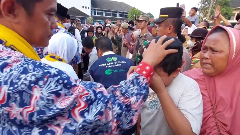 Pelepasan Ratusan Calhaj Kloter 6 Subang Diwarnai Isak Tangis Keluarga