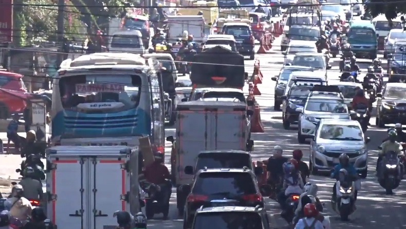 Ribuan Kendaraan Wisatawan Masih Padati Jalur Bandung-Lembang