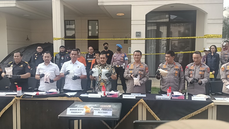 Gerebek Pabrik Narkoba di Tangerang, Bareskrim Amankan Ribuan Pil Ekstasi dan 2 Tersangka