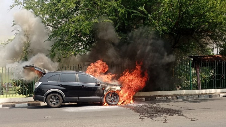 Mobil Chevrolet Terbakar di Jalan Raya Bogor, Diduga Korsleting Listrik
