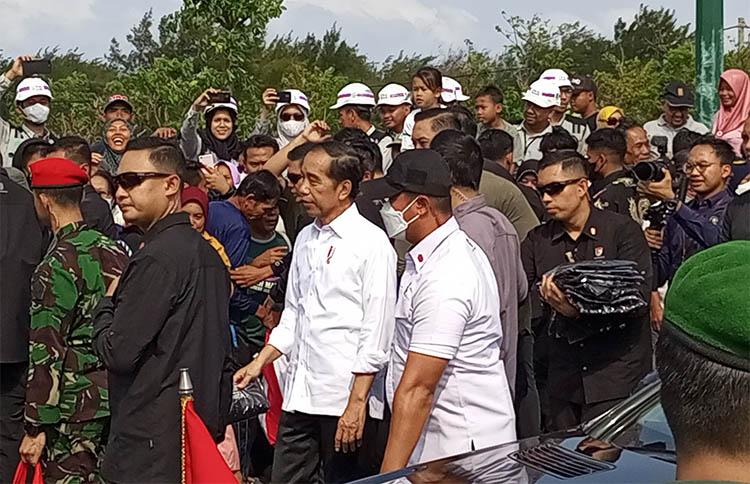 Warga Berebut Kaus dan Sembako Presiden Jokowi saat Resmikan Jembatan Kretek II Bantul 