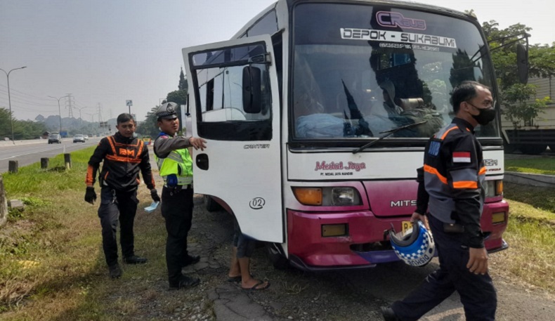 Petugas Gabungan Gelar Ramp Check di Tol Jagorawi, Periksa Kelaikan Puluhan Bus