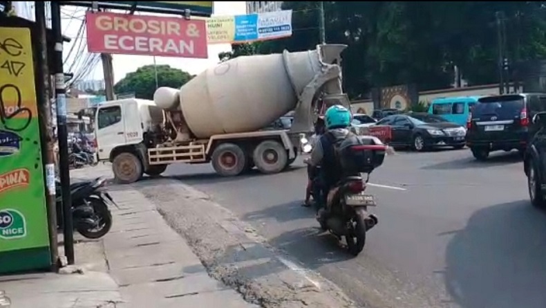 Truk Molen Seruduk Tiang Listrik di Depan UIN Jakarta Ciputat, Lalin Sempat Macet