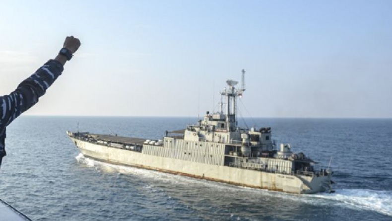 Kapal Perang TNI AL KRI Teluk Hading Terbakar di Perairan Antara Pulau Bira dan Pulau Selayar