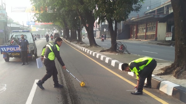 Tabrak Truk di Jalan Transyogi Bogor, Pemotor Tewas Seketika