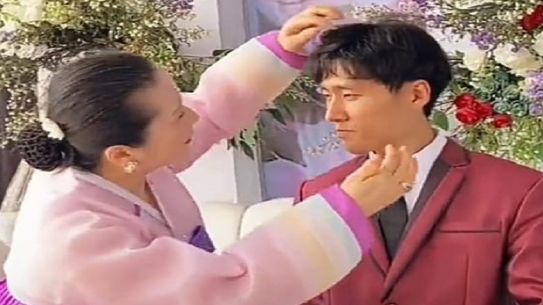 Bikin Meleleh, Momen Haru Ibu Rapikan Rambut Oppa Korea saat Nikahi Gadis Garut