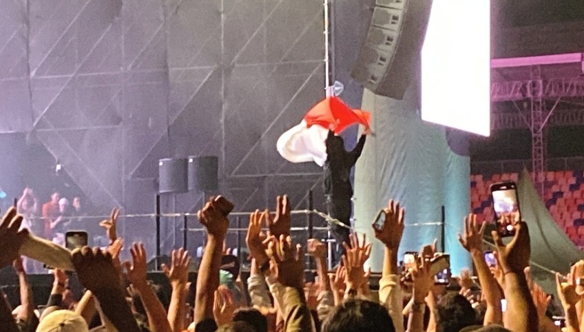 DJ Alan Walker Kibarkan Bendera Merah Putih Tutup Konser di Jakarta E-Prix