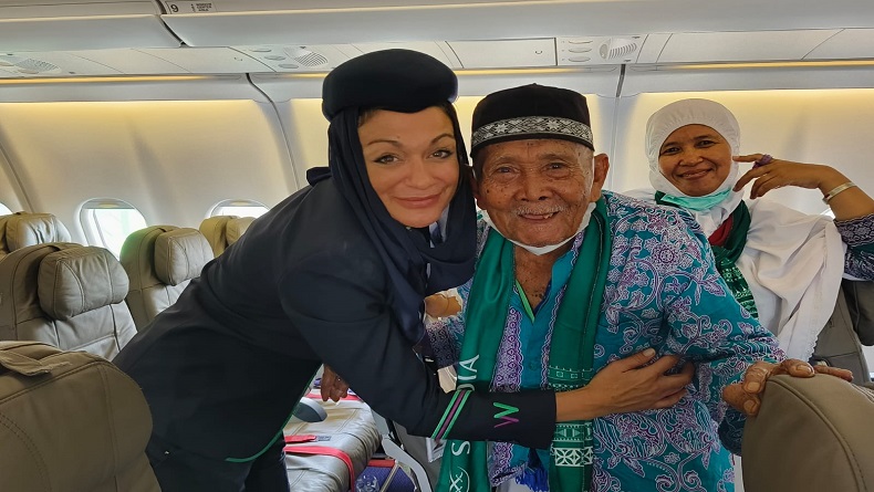 Viral Abah Juhani Calhaj Majalengka Minta Turun Pesawat gegara Ingat Ayam, Ini Kata Sang Anak