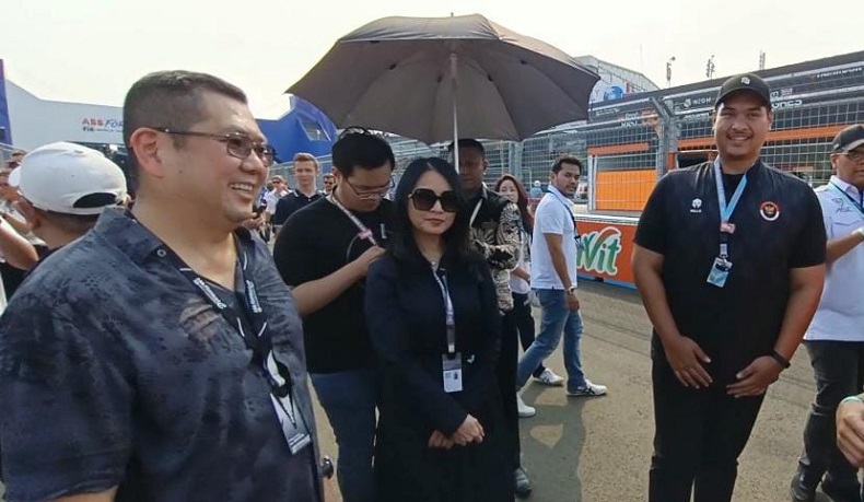 Momen Hary Tanoesoedibjo dan Keluarga di Jakarta International E-Prix Circuit, Foto di Samping Mobil Maserati