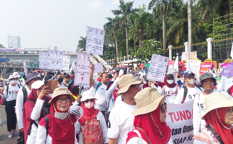 Ribuan Tenaga Medis Demo, Lalu Lintas di Depan Gedung DPR Macet
