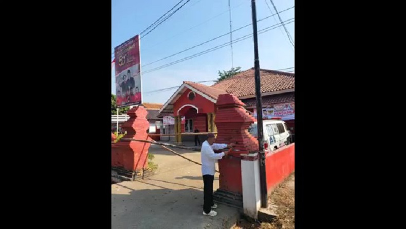 Lahan Akan Dijual, Mantan Wakil Bupati Segel Kantor DPC PDIP Cirebon