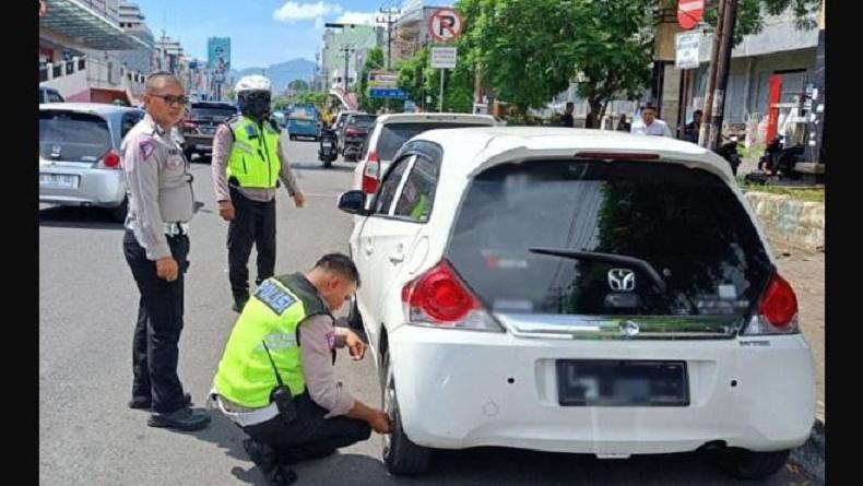 Larangan Parkir Sembarangan di Manado, Polisi Gembosi Kendaraan Langgar Aturan