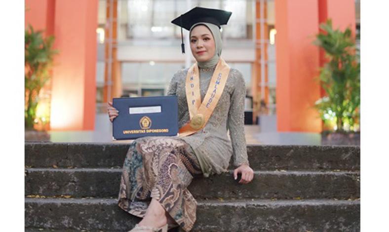  Sosok Mutiara Nafisha Putri, Wisudawan Terbaik FISIP Undip yang Dikenal Aktif Berorganisasi