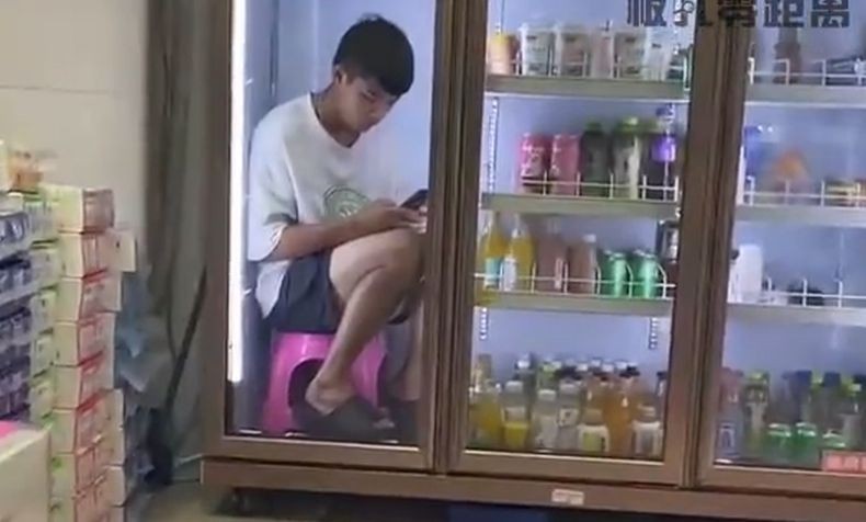 Viral, Pria Ini Ngadem di Kulkas Minimarket karena Kepanasan