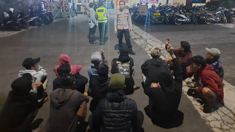 Diduga Hendak Balap Liar, Puluhan Pemuda di Jalan Raya Surabaya-Malang Diamankan