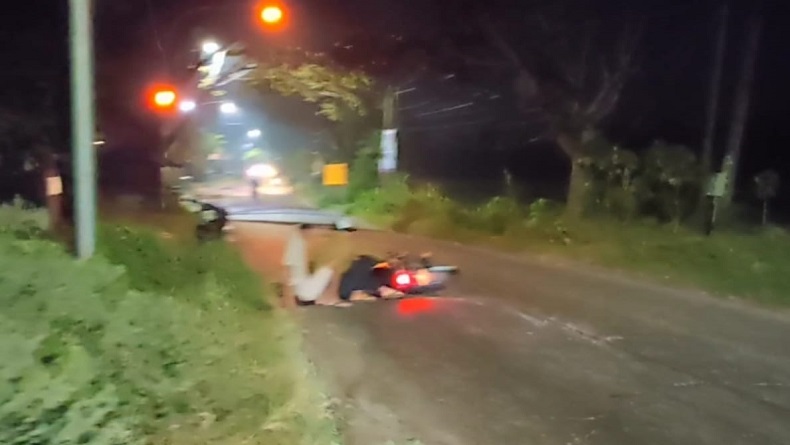Puluhan Pengendara Motor Terjatuh Diserang Lembing Batu di Indramayu 