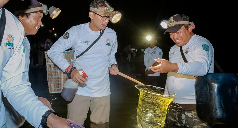 Seru! Momen Sandiaga Uno Basah-basahan di Tanjung Pendam Belitung, Meriahkan Atraksi Wisata Nyulo