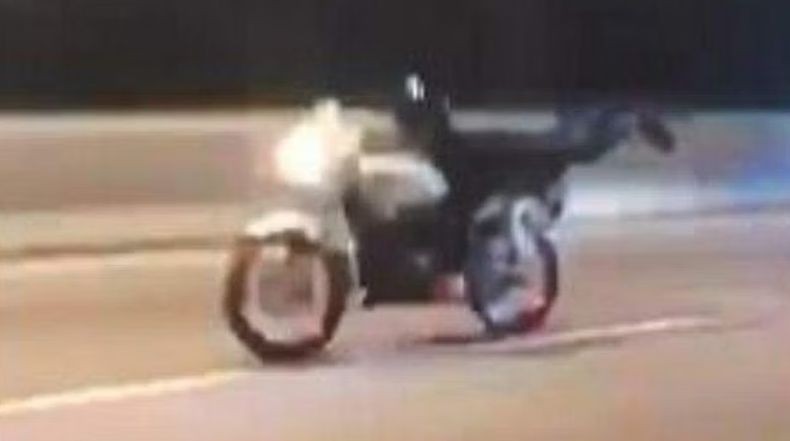 Viral, Biker Tewas Tabrak Mobil saat Pamer Aksi Freestyle di Jalanan