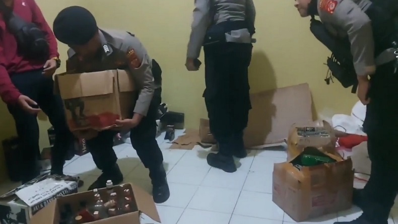 Polisi Gerebek Tempat Kos Jadi Gudang Miras di Tasikmalaya, Sita Ratusan Botol 
