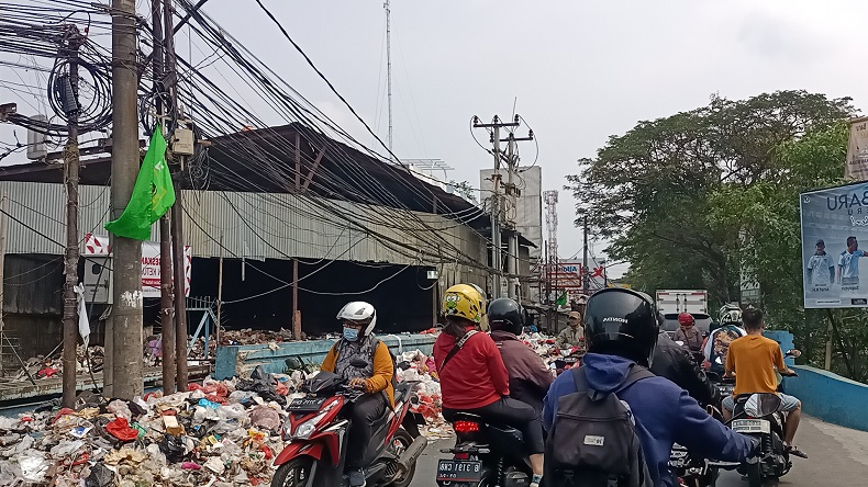 Warga Cipondoh Resah, Sampah Menumpuk dan Bikin Macet di Pinggir Jalan Ahmad Dahlan