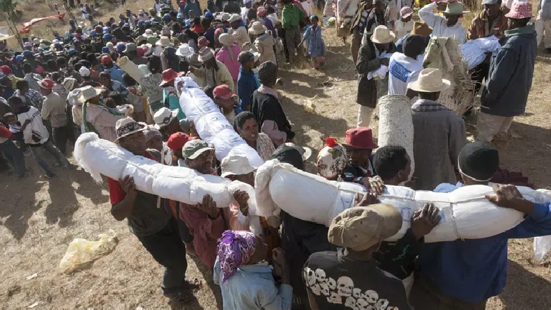 Tradisi Pemakaman Famadihana, Ritual Menari Bersama Mayat di Madagaskar