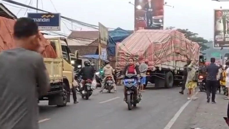 Kecelakaan di Cimalaka Sumedang, 2 Truk Tronton Tabrakan, Sopir dan Kernet Terluka 